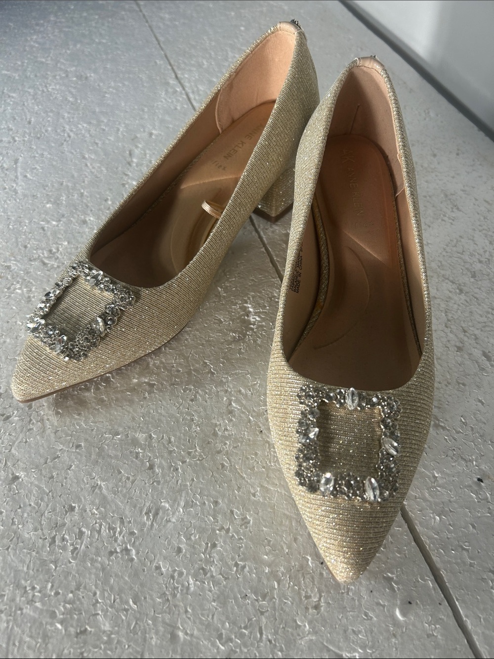 Anne Klein SZ6.5 Gold Metallic Fabric Rhinestone Block Heels Dressy Wedding Chic